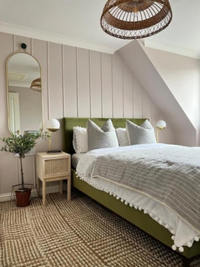 Luxury coastal retreat - On-site parking - sleeps 4